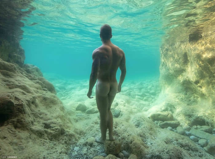 加拿大同志摄影师专拍水下男体，可口男体在水底更显多汁！ -2
