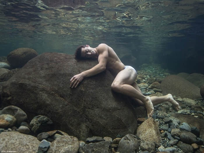 加拿大同志摄影师专拍水下男体，可口男体在水底更显多汁！ -8