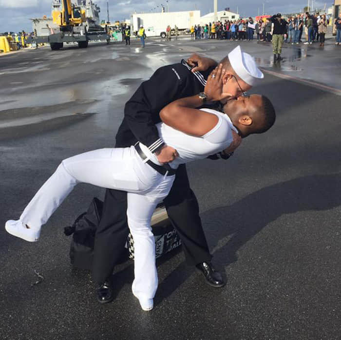 阔别7个月的男男一吻！男同志海军归国与丈夫重现经典情侣热吻！ -2