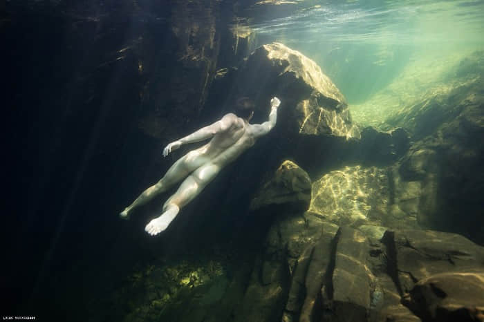 加拿大同志摄影师专拍水下男体，可口男体在水底更显多汁！ -5