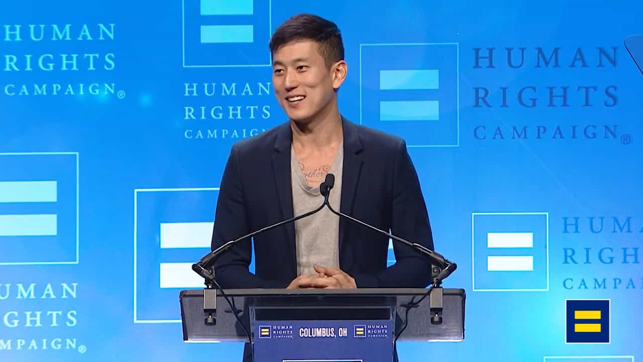 韩裔男同志演员含泪发表动人演说:「还有很多跟我一样的LGBTQ孩子承受着痛苦」-NICEGAY