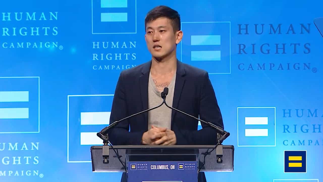 韩裔男同志演员含泪发表动人演说:「还有很多跟我一样的LGBTQ孩子承受着痛苦」-NICEGAY