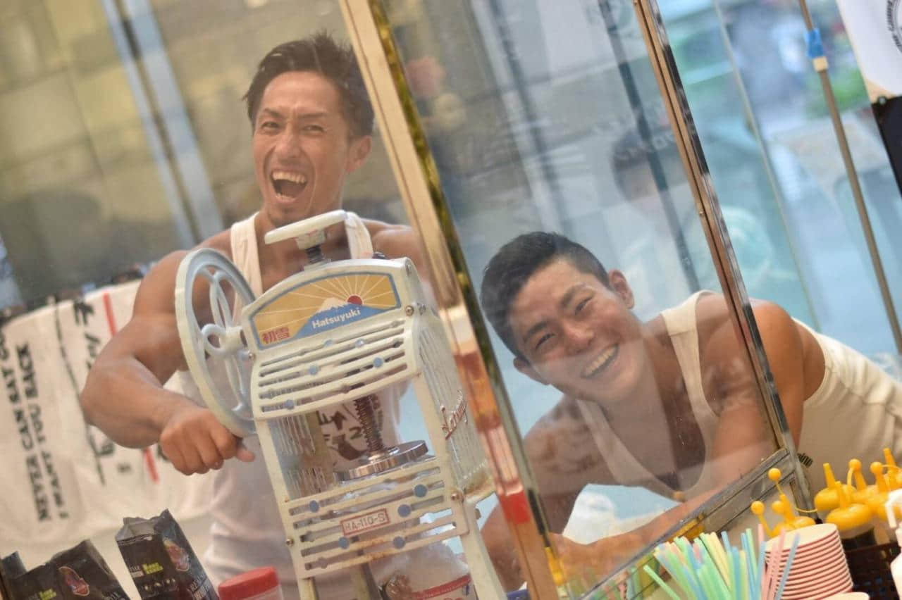 日本百货公司举办筋肉帅哥刨冰活动　喷发浓郁糖浆让你口水流到湿！-NICEGAY