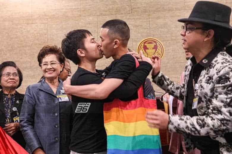泰国男同志伴侣为婚姻平权抗议 在议会当众接吻：「这是身而为人的普世权利」-NICEGAY