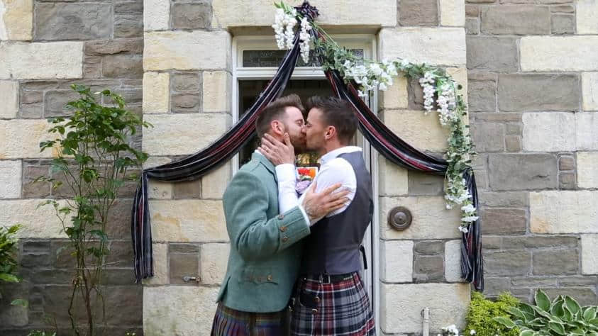 满满洋葱！疫情挡不住的苏格兰同志婚礼：只要是命中注定的，就不会错过 -1