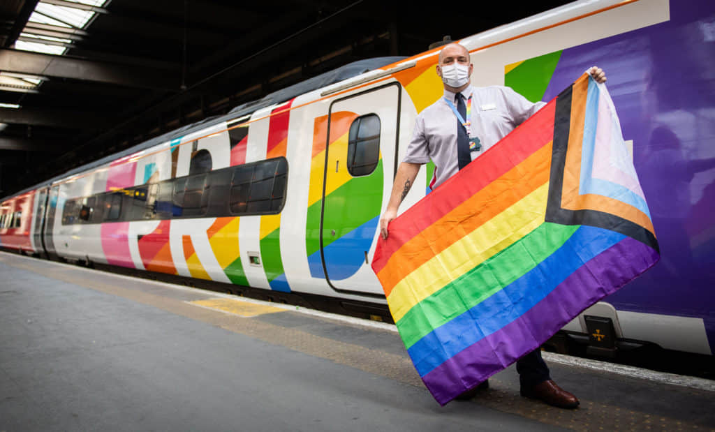 赶快上车！英国首部彩虹列车命名大赛开跑 还有LGBT+服务员欢迎您的搭乘 -1