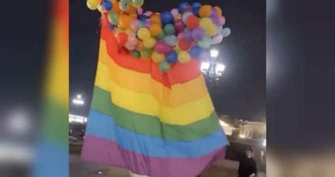 大胆同志艺术家不畏权威 空飘气球绑彩虹旗飞越莫斯科上空 -1