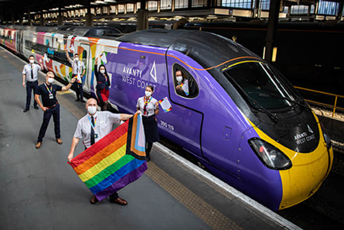 赶快上车！英国首部彩虹列车命名大赛开跑 还有LGBT+服务员欢迎您的搭乘 -3