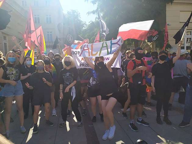 波兰同志抗争活动持续白热化 当地民族主义支持者试图焚毁彩虹旗 -3