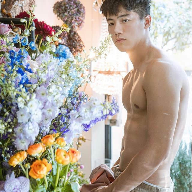 《馋上你》甜系野性男孩Cheng范成章出道来头不小 花艺马术与模特，六块腹肌三项专长 -5