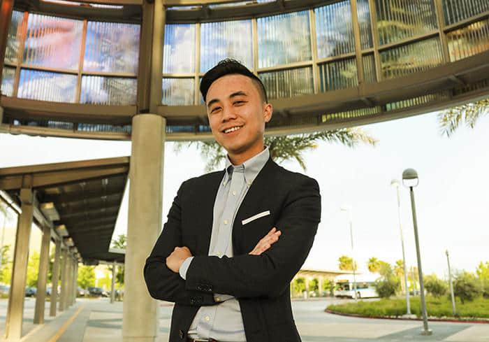 25岁亚裔男孩当选美国最年轻议员 拥抱出柜身分持续推动加州立法 -1