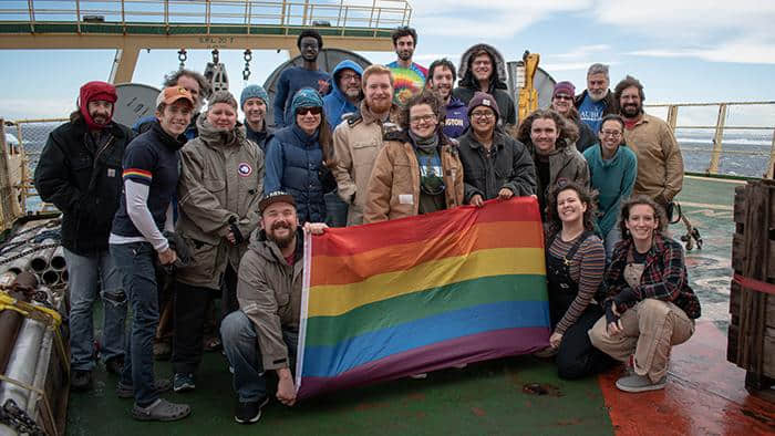 地表距离最遥远的骄傲日！极地探险队让彩虹旗飘到南北极 -5