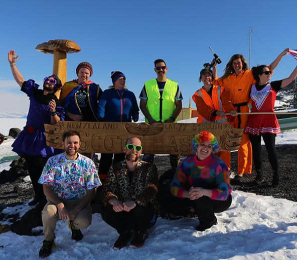 地表距离最遥远的骄傲日！极地探险队让彩虹旗飘到南北极 -4