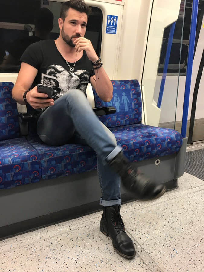 伦敦地铁版爆肉公社，撑爆衬衫裤管的街头型男回头率超高！ -7