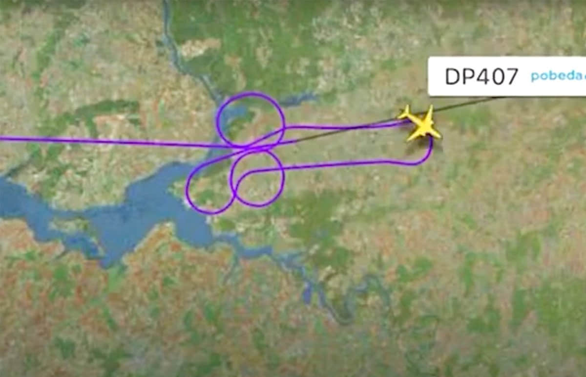 被飞行耽误的男体画家！是什么让俄国机师在天空画一只「鸡」？ -1