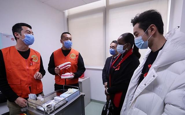 黄晓明到访录视频推广HIV快速检测，揭秘HIV快检室 -1
