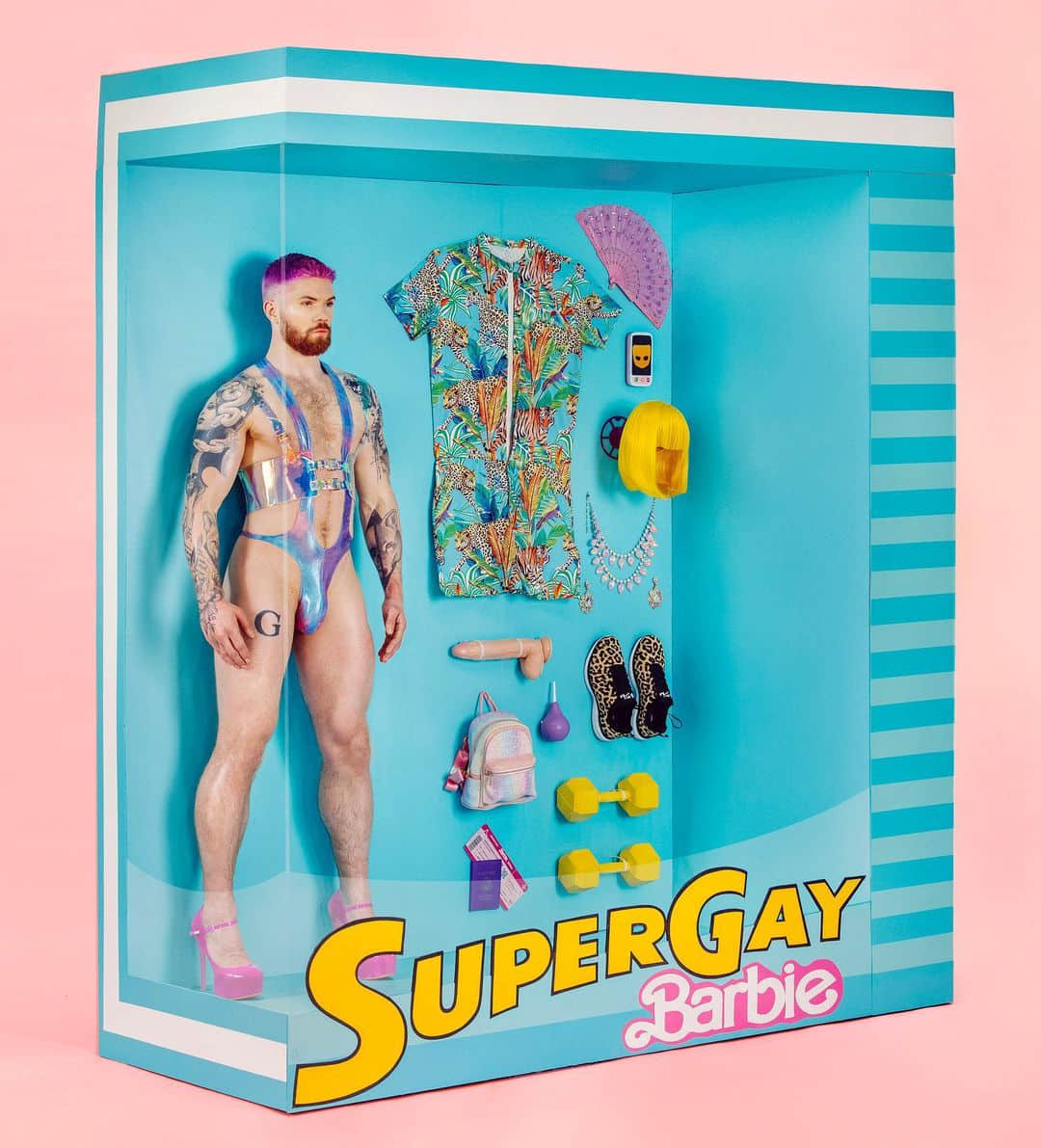 超 Gay 芭比登場！ 「皮革爹地版本」把胸甲、吊帶通通穿上身-NICEGAY