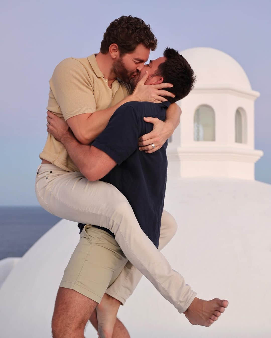 《辣妹過招》演員 Jonathan Bennett 與男友舉行夢幻沙灘婚禮！ 夫夫太感動全程又哭又笑-NICEGAY