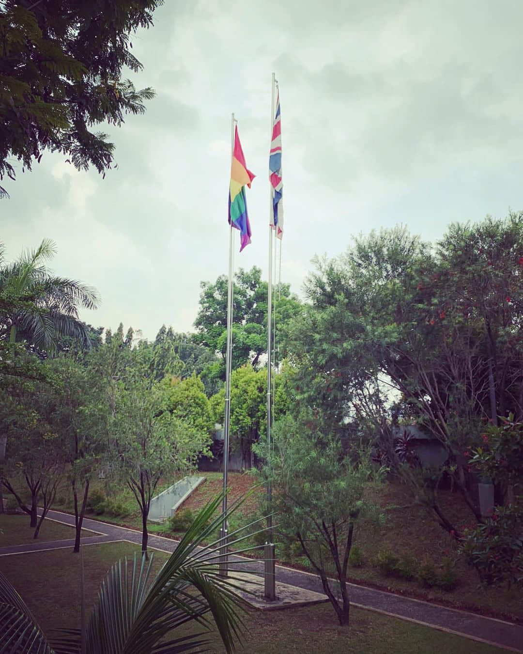 英國駐印尼大使館掛出彩虹旗 印尼政府：「請說明一下這個『無理』的舉動。」-NICEGAY