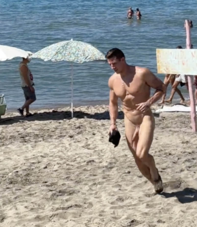 海灘戲水驚見全裸肌肉男 不只當眾脫褲還「邊跑邊甩」！-NICEGAY
